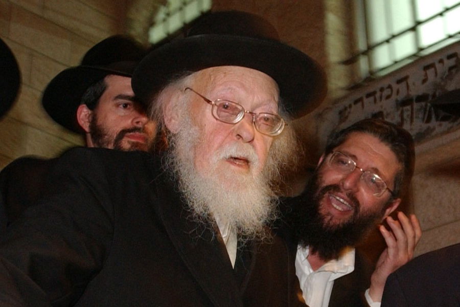 מרן הגרי"ש אלישיב זצ"ל ביציאה מבית מדרשו