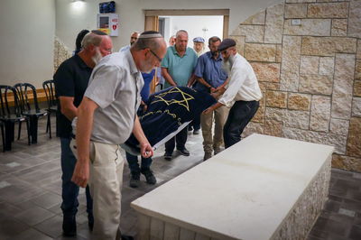 ההלוויה, אמש