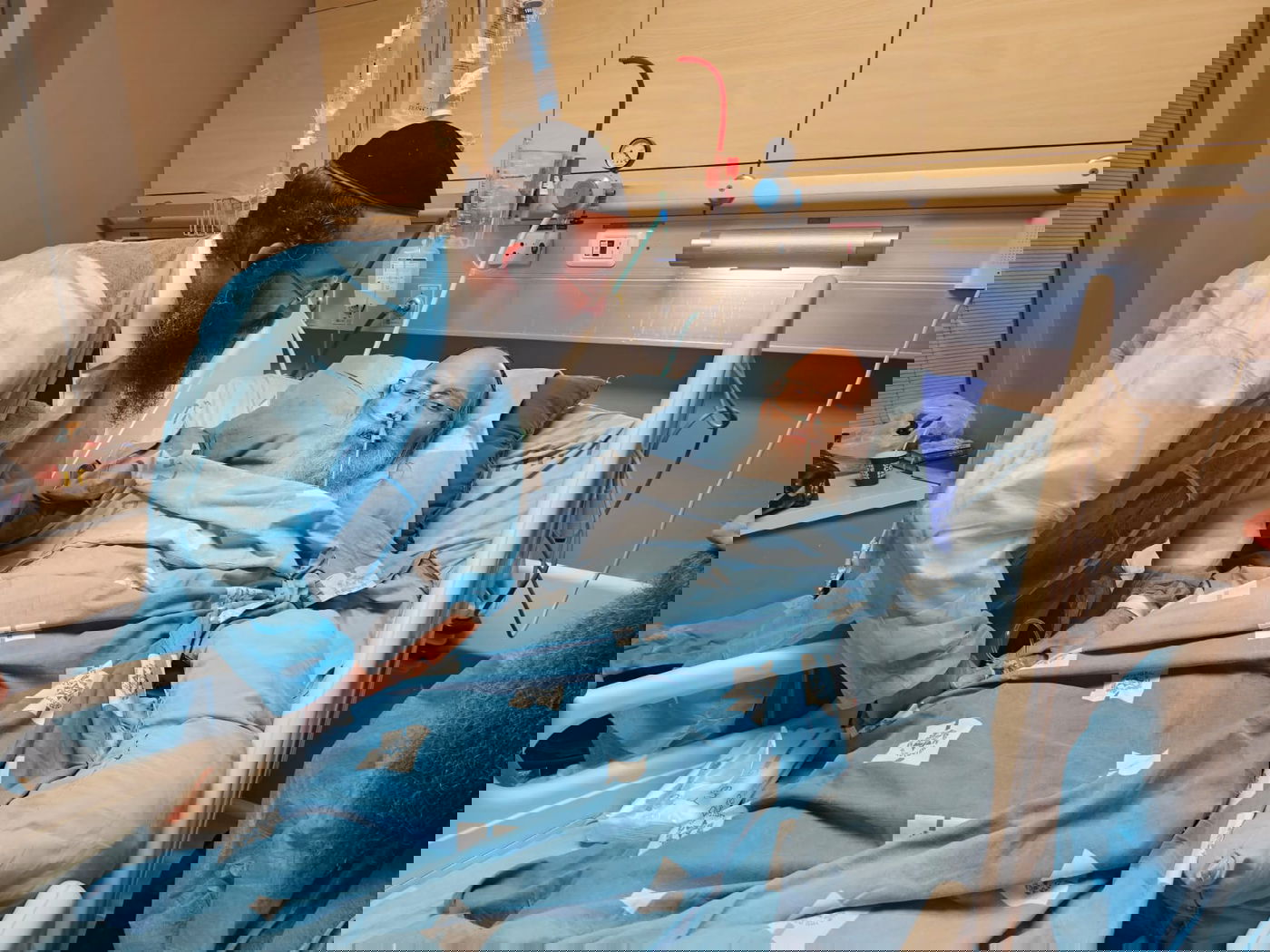 את המכתבים והמתנה הוא מסר לידיד קרוב שישמור אותם לזמנים קשים שיבואו