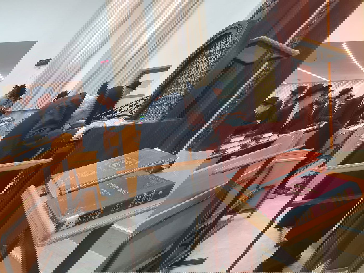 בהיכל הישיבה: הגר"ד לנדו עבר לפני התיבה - לרגל היארצייט לאמו