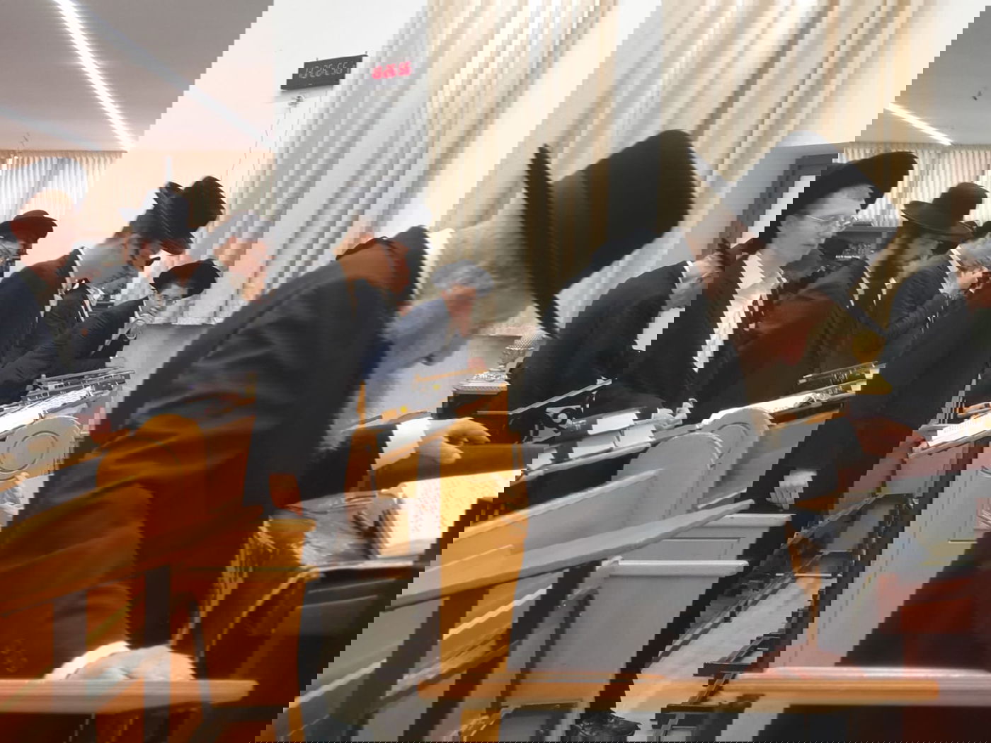 בהיכל הישיבה: הגר"ד לנדו עבר לפני התיבה - לרגל היארצייט לאמו