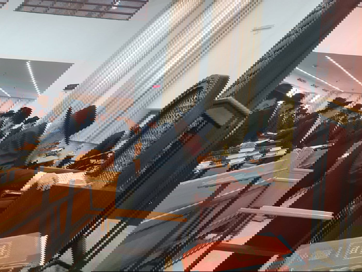 בהיכל הישיבה: הגר"ד לנדו עבר לפני התיבה - לרגל היארצייט לאמו