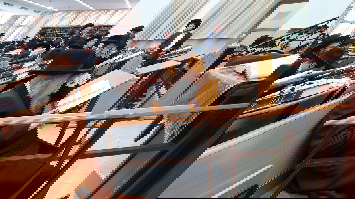 בהיכל הישיבה: הגר"ד לנדו עבר לפני התיבה - לרגל היארצייט לאמו