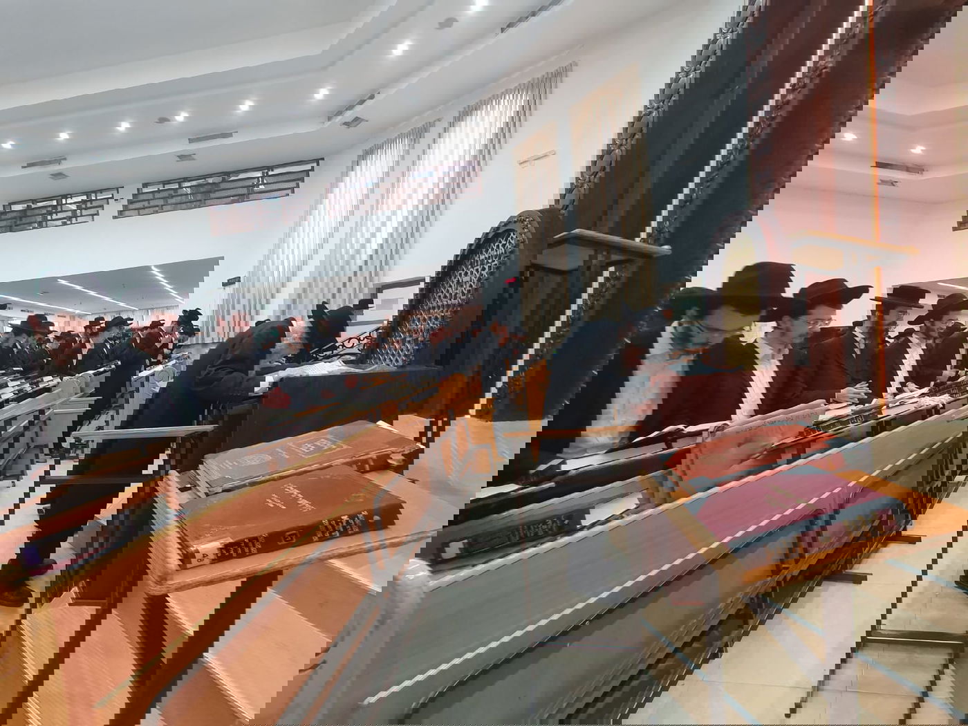 בהיכל הישיבה: הגר"ד לנדו עבר לפני התיבה - לרגל היארצייט לאמו