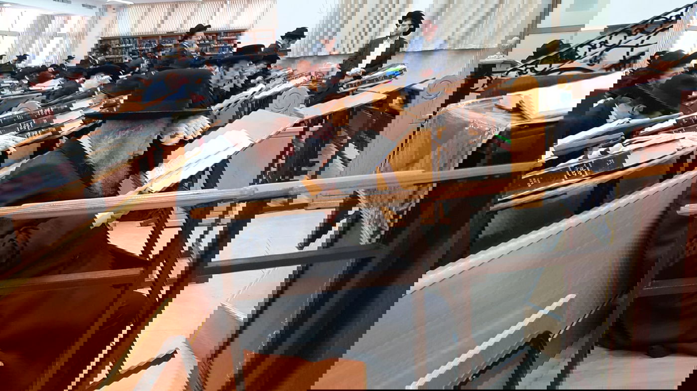 בהיכל הישיבה: הגר"ד לנדו עבר לפני התיבה - לרגל היארצייט לאמו