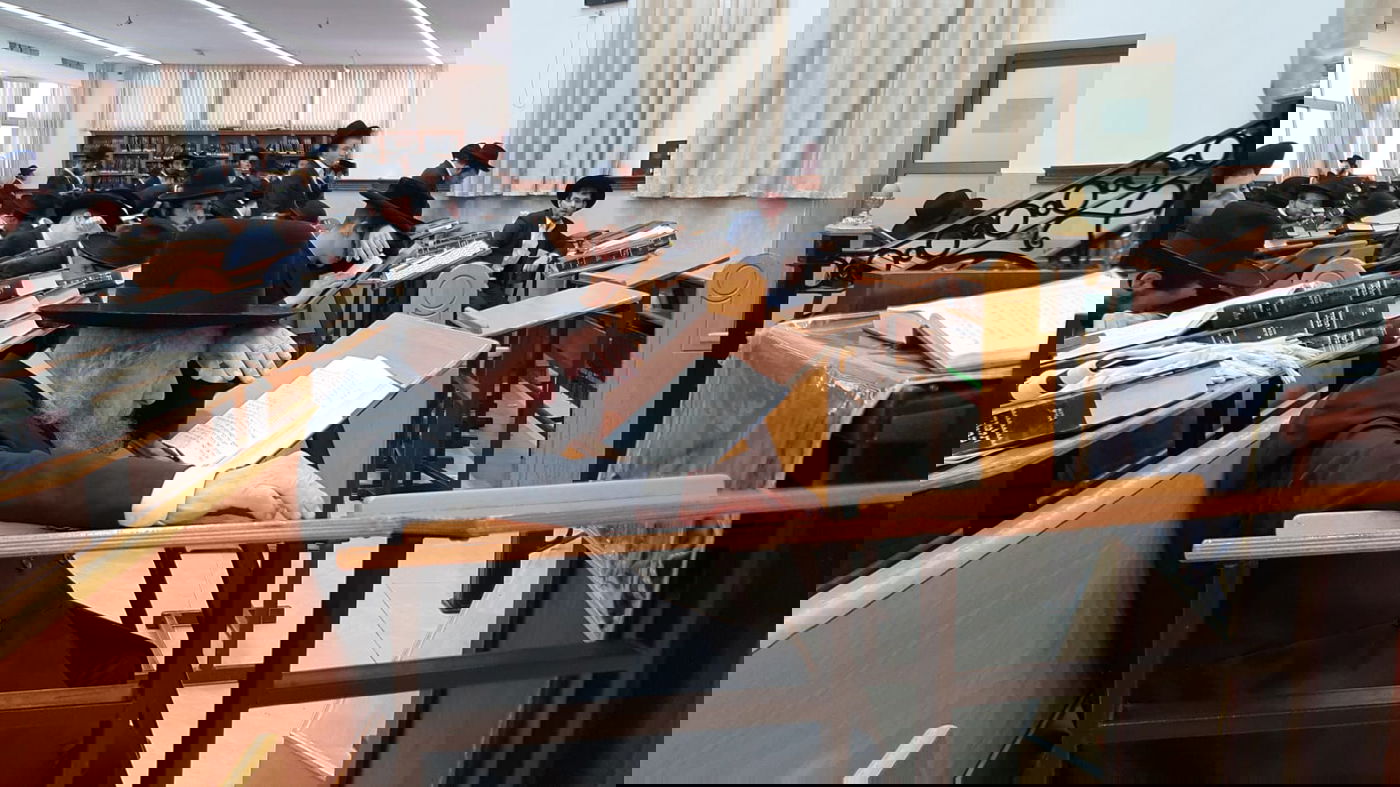 בהיכל הישיבה: הגר"ד לנדו עבר לפני התיבה - לרגל היארצייט לאמו