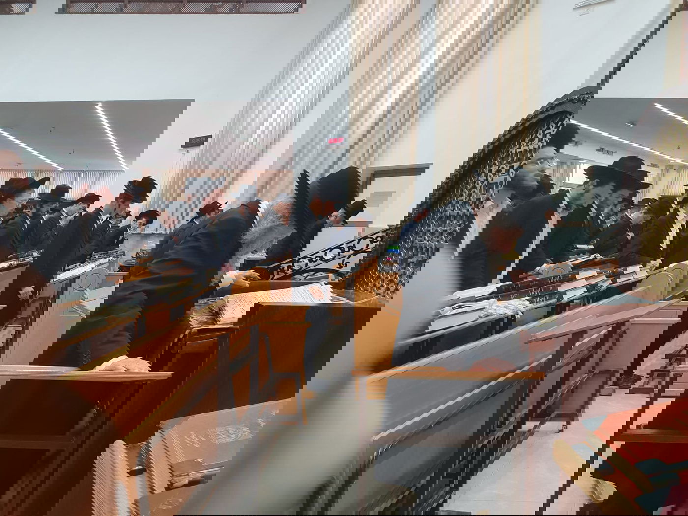 בהיכל הישיבה: הגר"ד לנדו עבר לפני התיבה - לרגל היארצייט לאמו