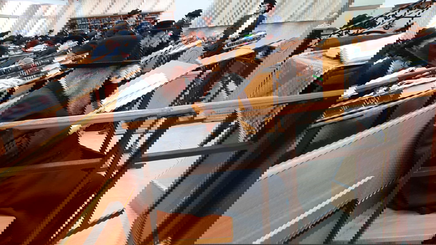 בהיכל הישיבה: הגר"ד לנדו עבר לפני התיבה - לרגל היארצייט לאמו