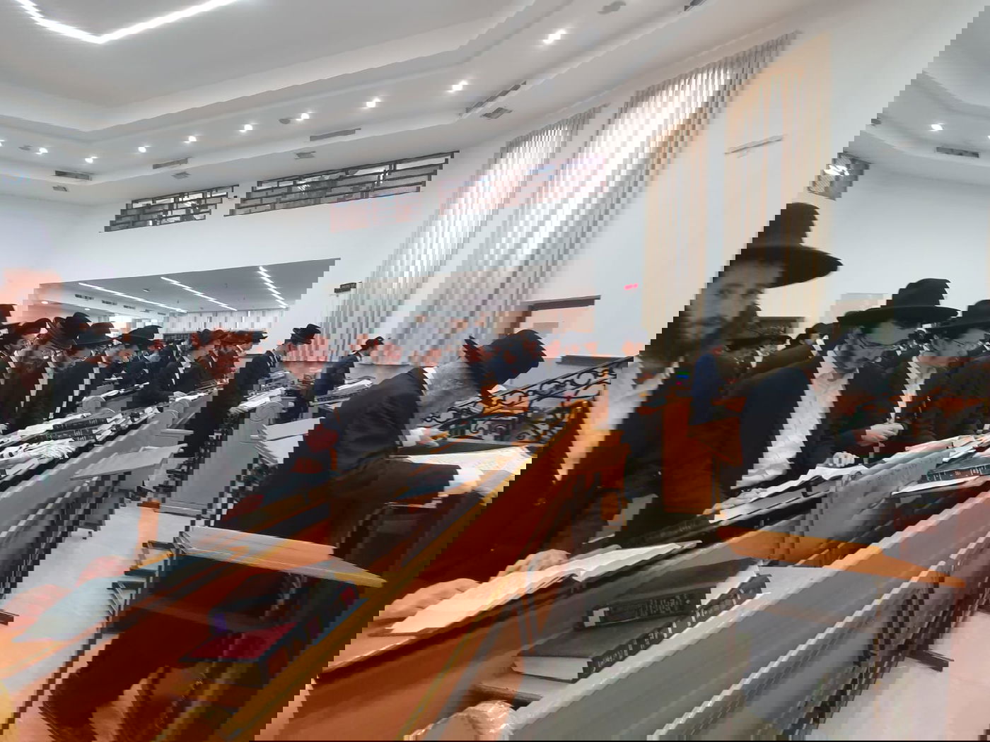 בהיכל הישיבה: הגר"ד לנדו עבר לפני התיבה - לרגל היארצייט לאמו