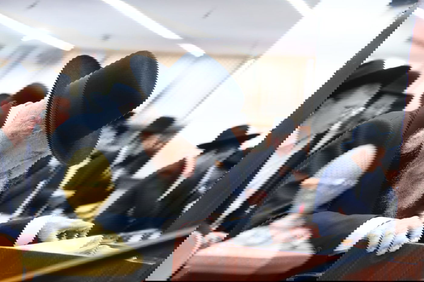 בהיכל הישיבה: הגר"ד לנדו עבר לפני התיבה - לרגל היארצייט לאמו