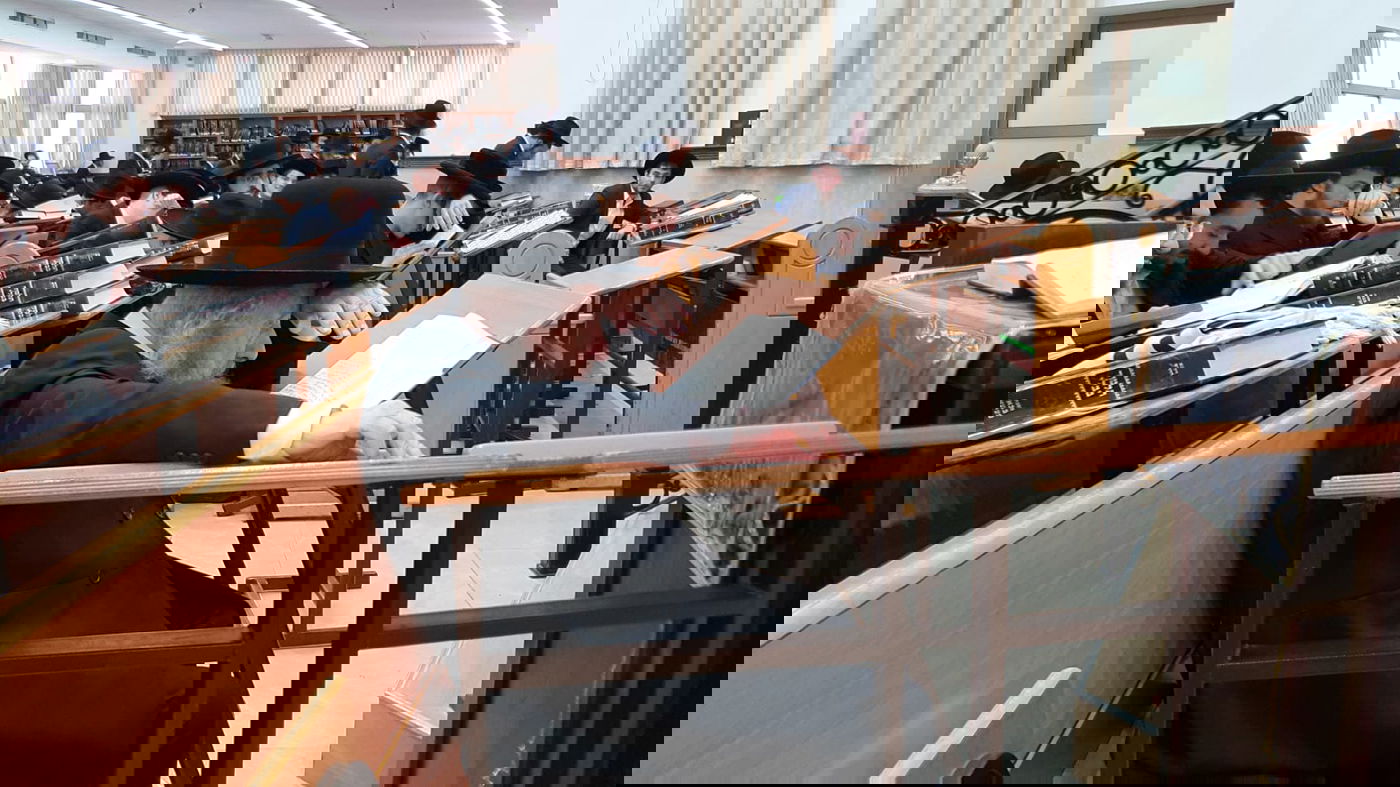 בהיכל הישיבה: הגר"ד לנדו עבר לפני התיבה - לרגל היארצייט לאמו