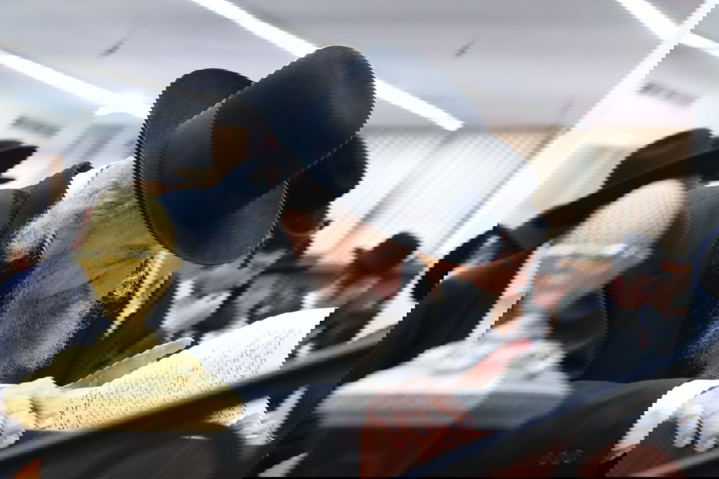 בהיכל הישיבה: הגר"ד לנדו עבר לפני התיבה - לרגל היארצייט לאמו