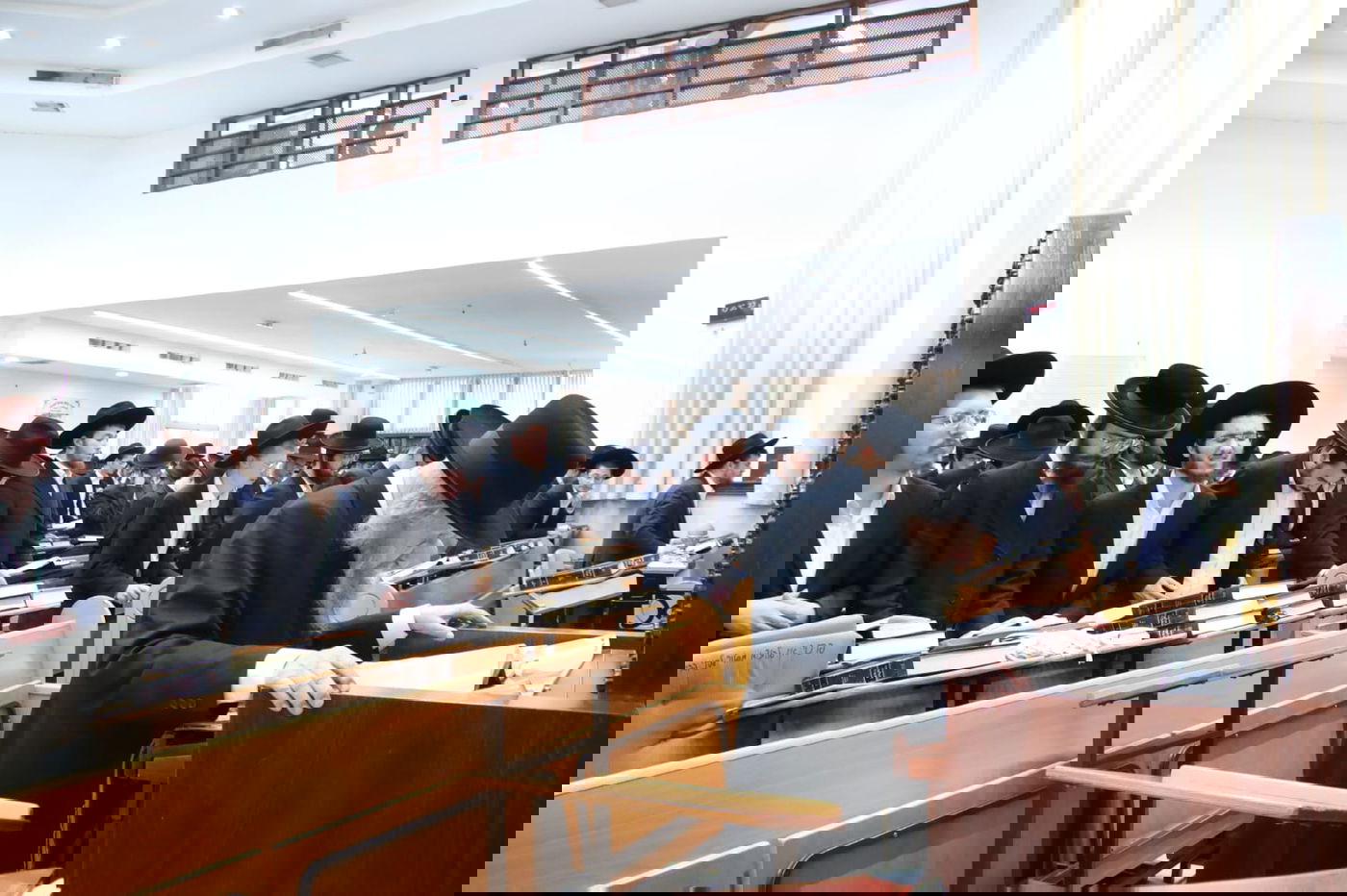 בהיכל הישיבה: הגר"ד לנדו עבר לפני התיבה - לרגל היארצייט לאמו