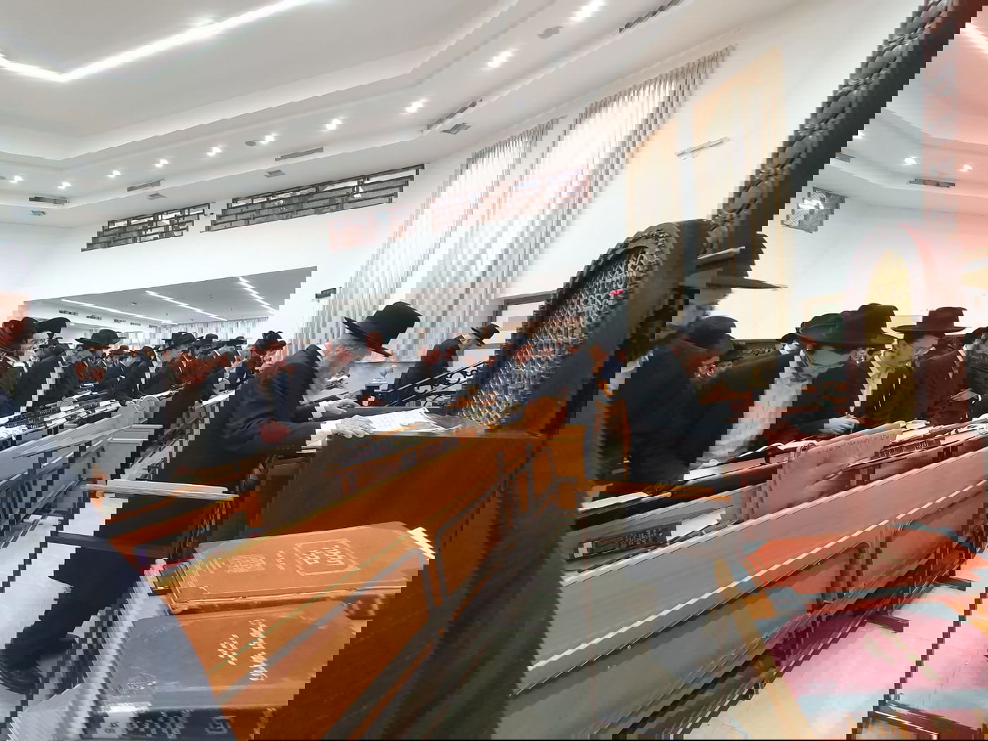 בהיכל הישיבה: הגר"ד לנדו עבר לפני התיבה - לרגל היארצייט לאמו