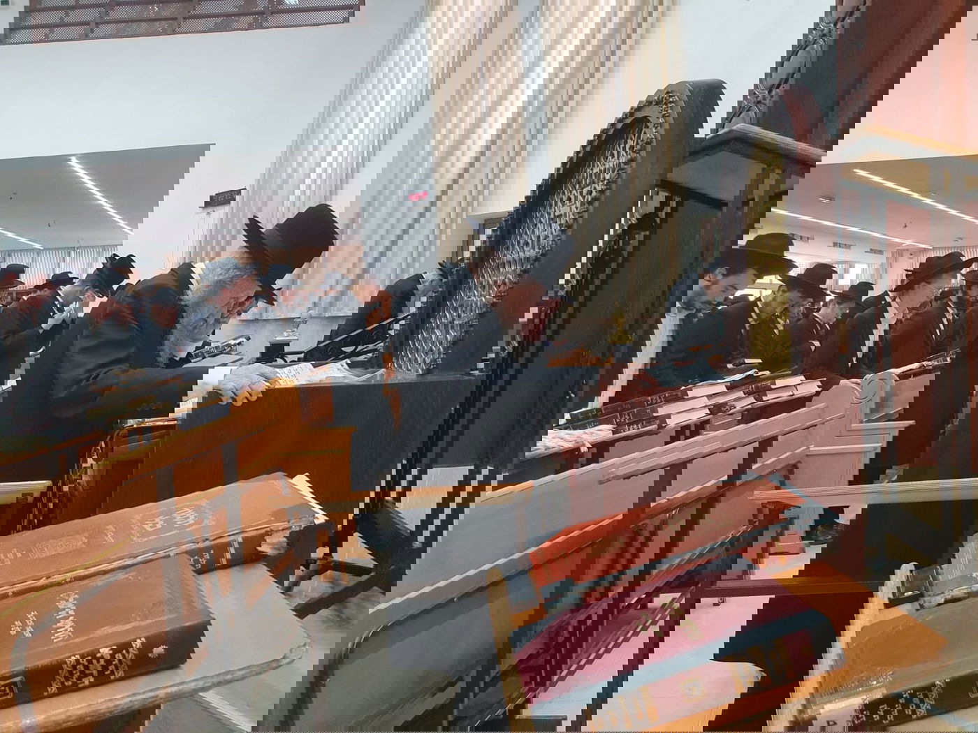 בהיכל הישיבה: הגר"ד לנדו עבר לפני התיבה - לרגל היארצייט לאמו