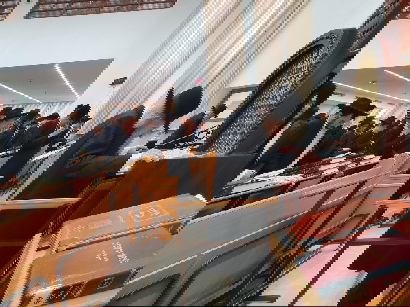 בהיכל הישיבה: הגר"ד לנדו עבר לפני התיבה - לרגל היארצייט לאמו