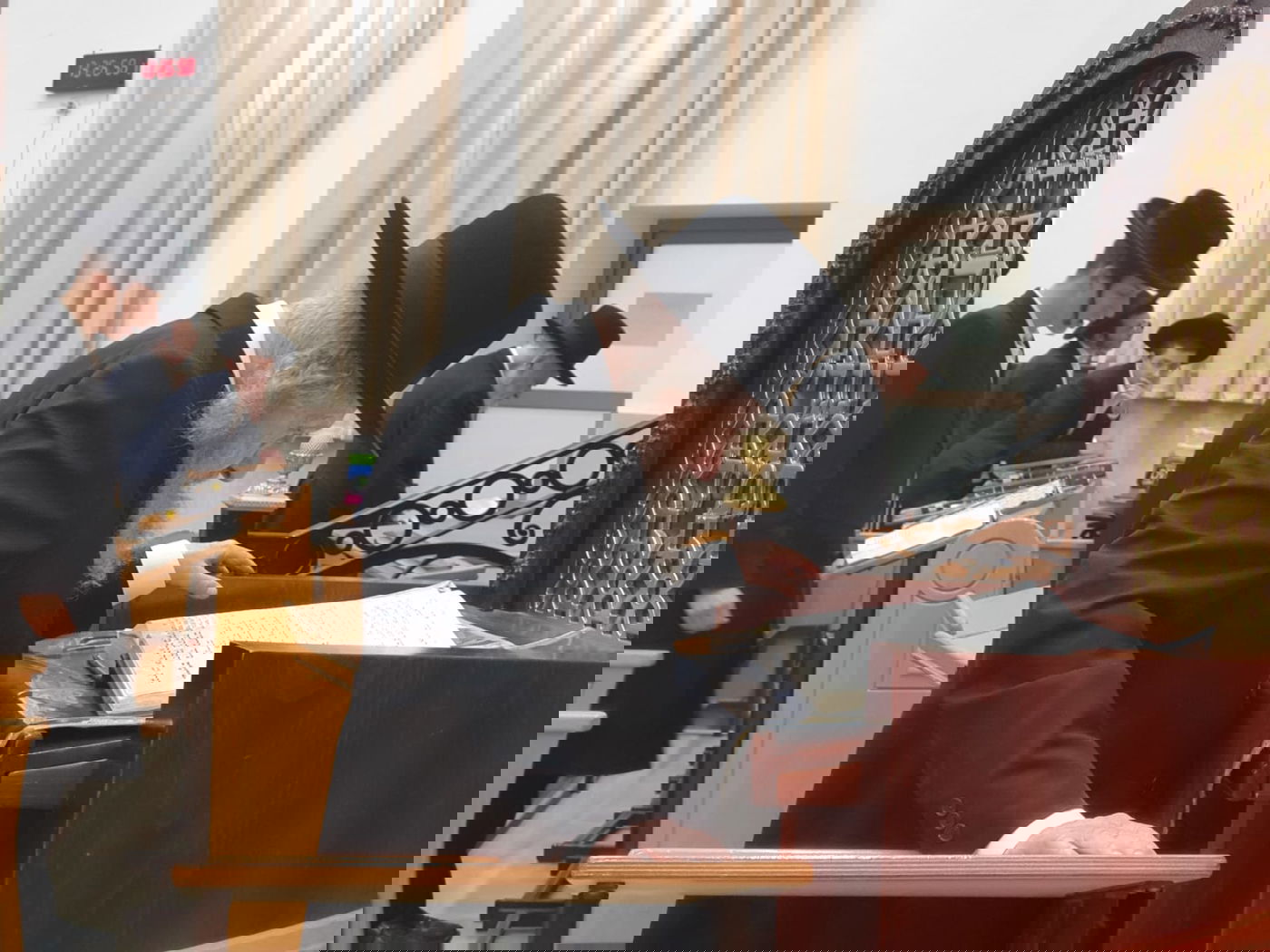 בהיכל הישיבה: הגר"ד לנדו עבר לפני התיבה - לרגל היארצייט לאמו