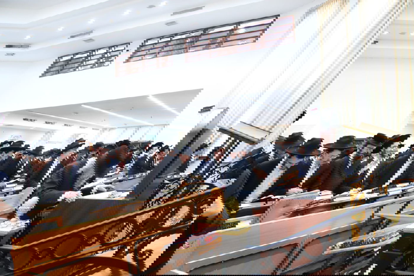 בהיכל הישיבה: הגר"ד לנדו עבר לפני התיבה - לרגל היארצייט לאמו