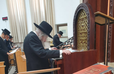 הגר"ד לנדו עובר לפני התיבה - משמאלו - ראש הישיבה הגרמ"ה הירש