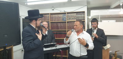 כשהמפכ"ל קובי שבתאי פצח בדואט חסידי • צפו בווידאו