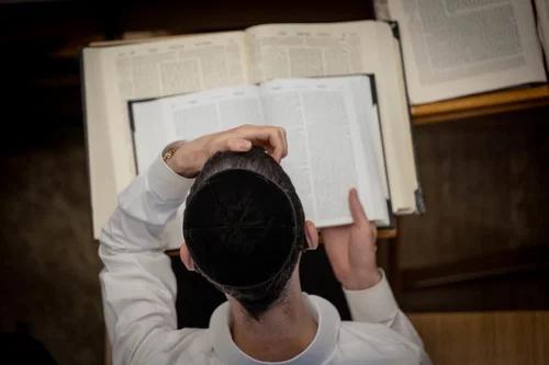 "אחרי 16 שנה, בחדר צדדי בשדה התעופה, חזר לי הטעם המתוק של הלימוד בישיבה" | סיפור לשבועות