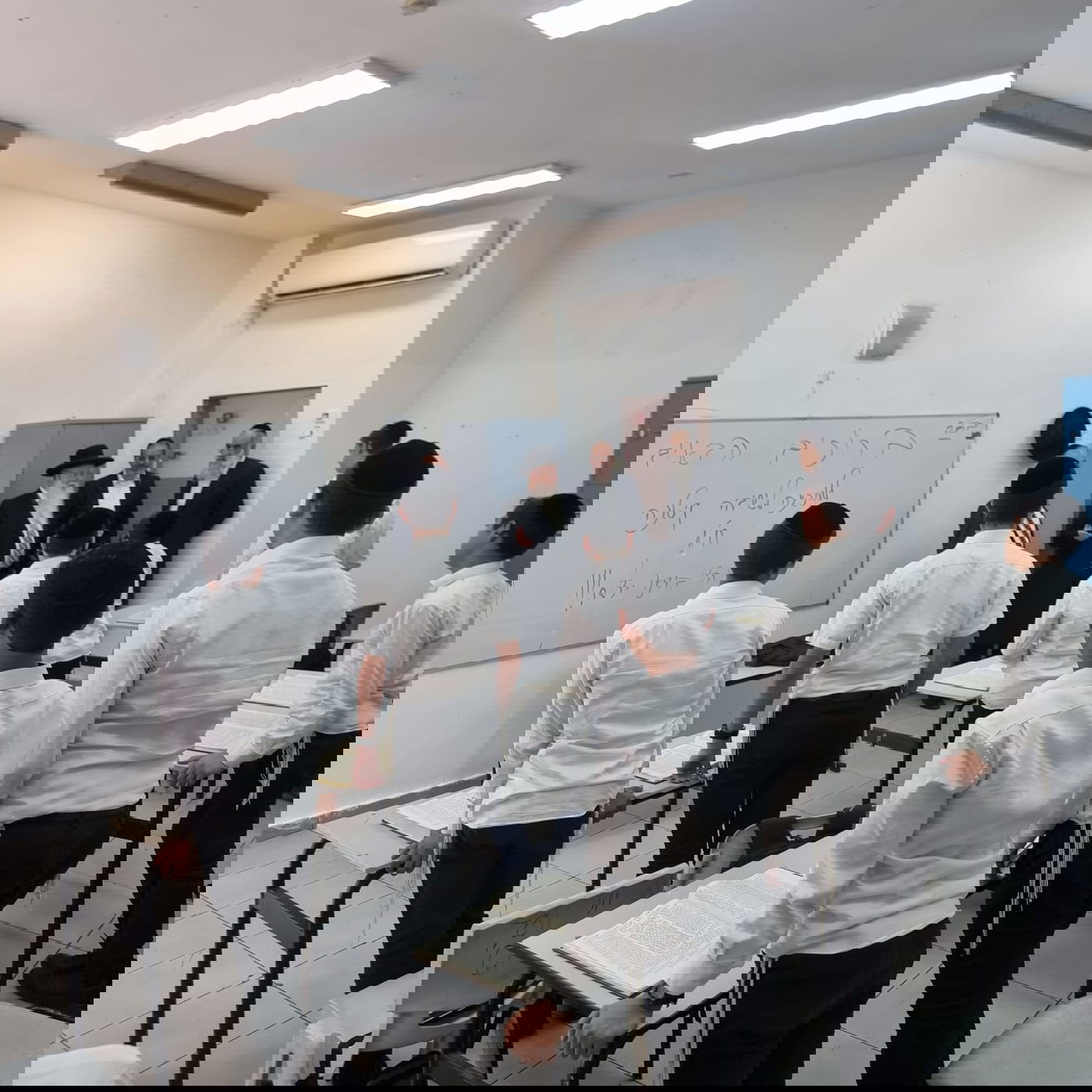 כשרבה של העיר התרגש מהתשובה שהעניקו התלמידים • צפו