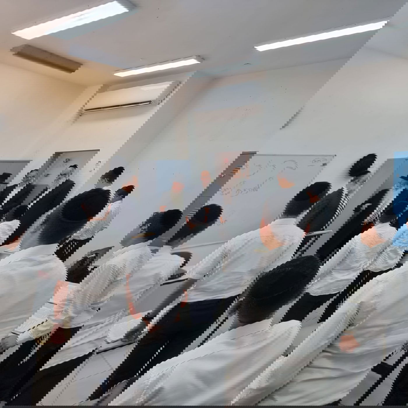 כשרבה של העיר התרגש מהתשובה שהעניקו התלמידים • צפו