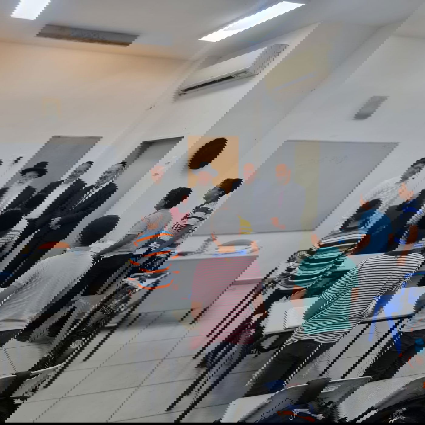 כשרבה של העיר התרגש מהתשובה שהעניקו התלמידים • צפו