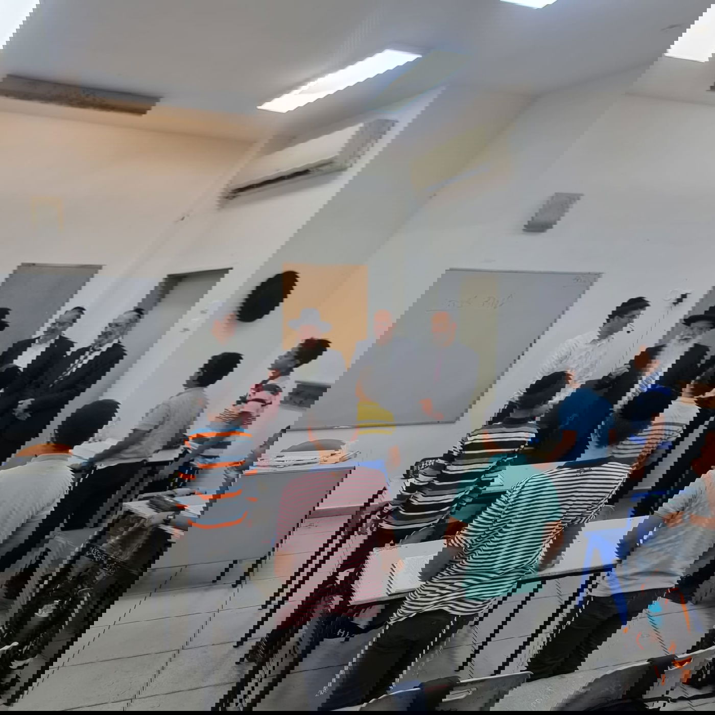 כשרבה של העיר התרגש מהתשובה שהעניקו התלמידים • צפו