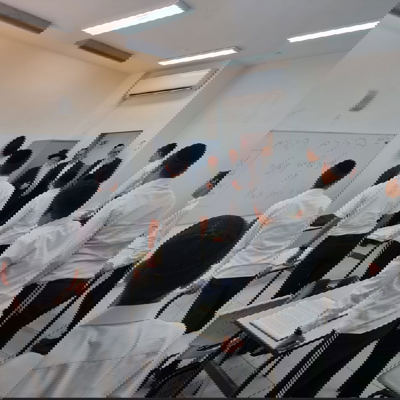 כשרבה של העיר התרגש מהתשובה שהעניקו התלמידים • צפו