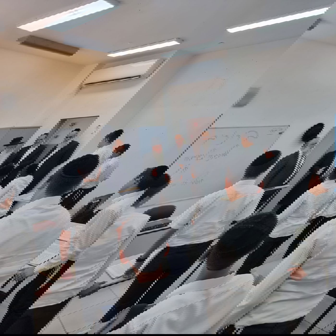 כשרבה של העיר התרגש מהתשובה שהעניקו התלמידים • צפו