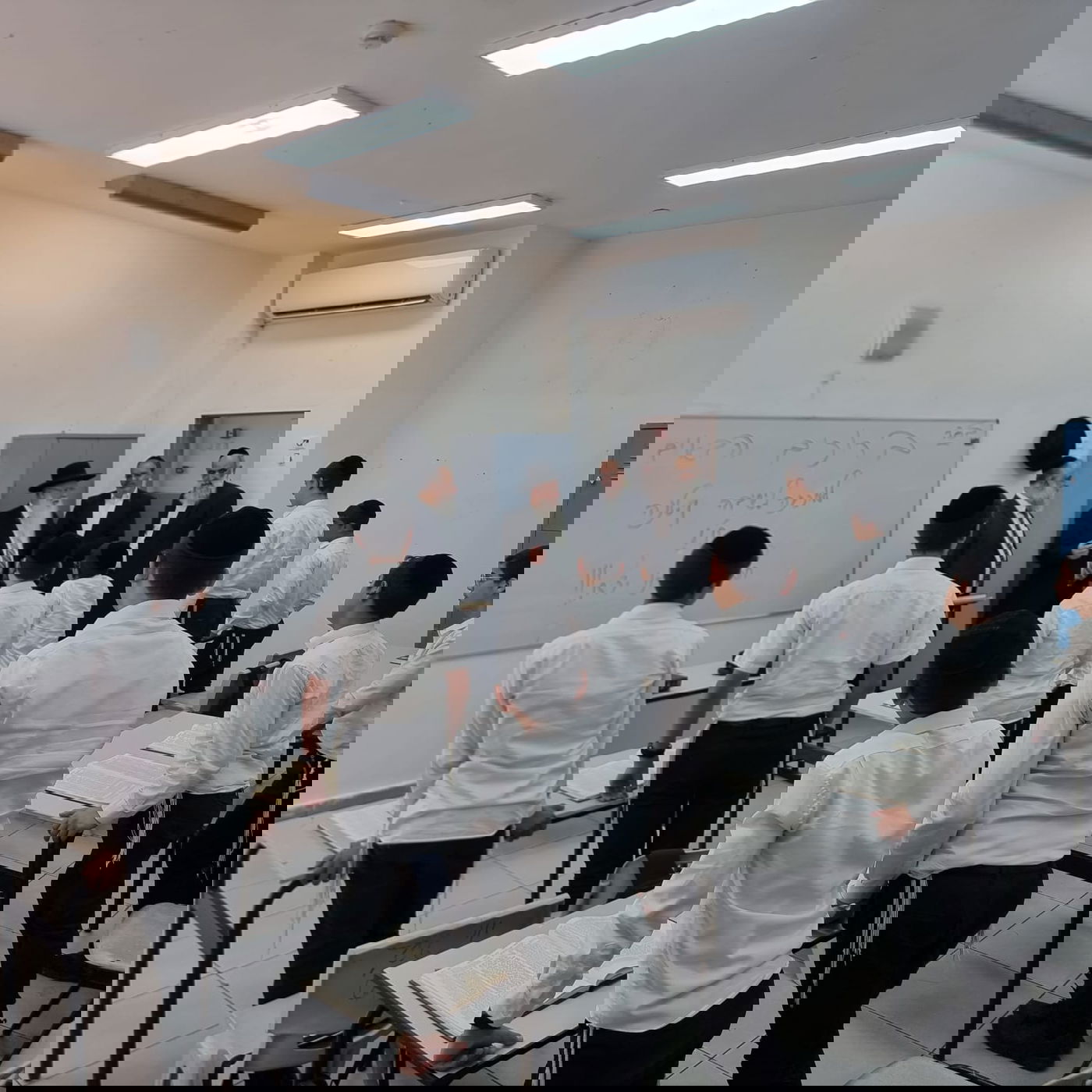 כשרבה של העיר התרגש מהתשובה שהעניקו התלמידים • צפו