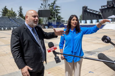 מושיק אביב והשרה מירי רגב בהכנות לטקס יום העצמאות 