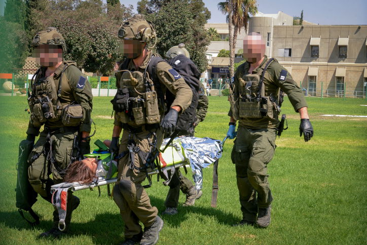 מפנים את הפצועים לבית החולים