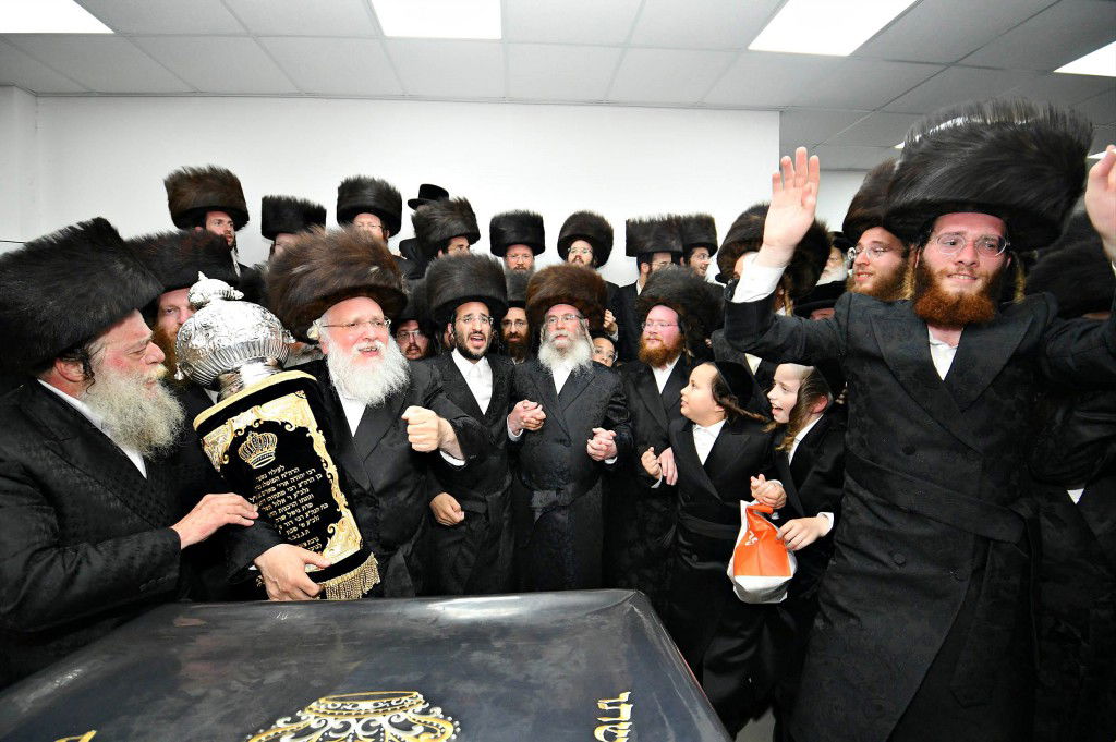 ביתר עילית חגגה בהכנסת ס"ת לביהמ"ד מטרסדורף | תיעוד