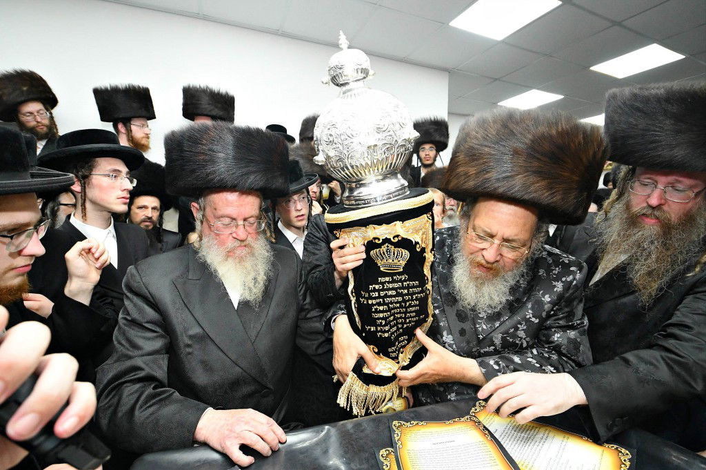 ביתר עילית חגגה בהכנסת ס"ת לביהמ"ד מטרסדורף | תיעוד