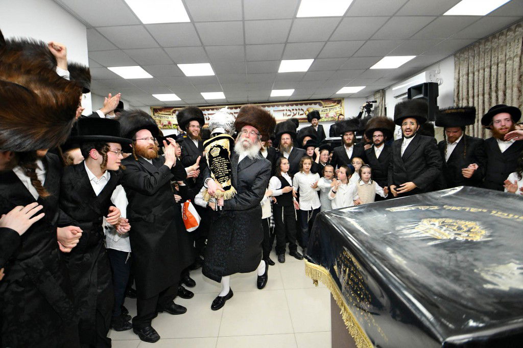 ביתר עילית חגגה בהכנסת ס"ת לביהמ"ד מטרסדורף | תיעוד