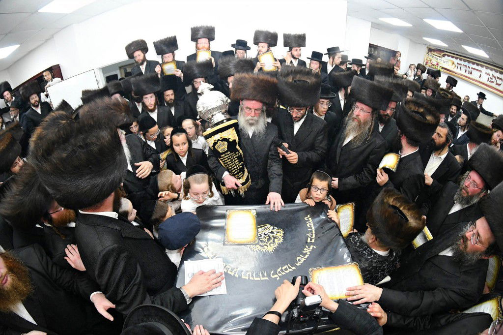 ביתר עילית חגגה בהכנסת ס"ת לביהמ"ד מטרסדורף | תיעוד