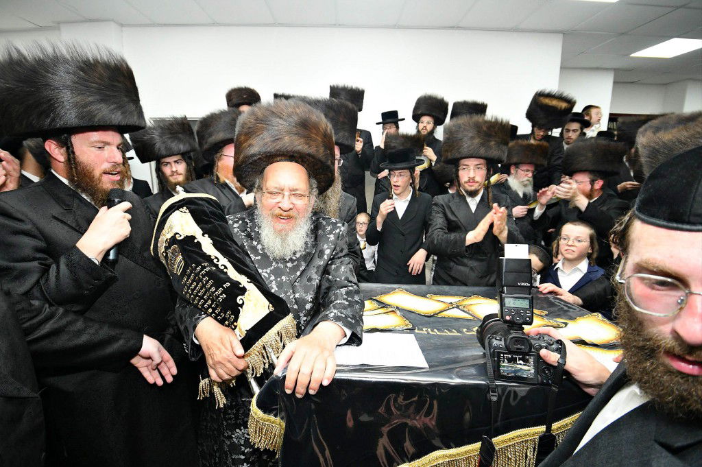 ביתר עילית חגגה בהכנסת ס"ת לביהמ"ד מטרסדורף | תיעוד