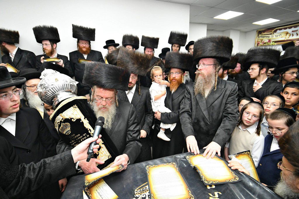 ביתר עילית חגגה בהכנסת ס"ת לביהמ"ד מטרסדורף | תיעוד