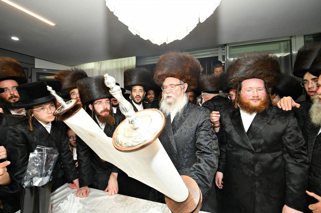 ביתר עילית חגגה בהכנסת ס"ת לביהמ"ד מטרסדורף | תיעוד