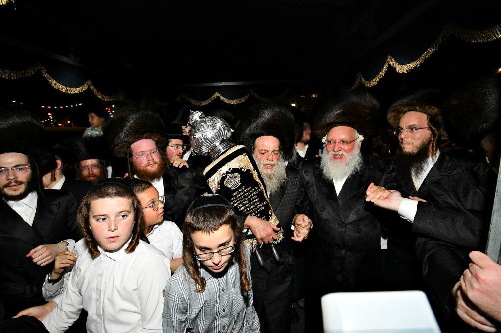 ביתר עילית חגגה בהכנסת ס"ת לביהמ"ד מטרסדורף | תיעוד