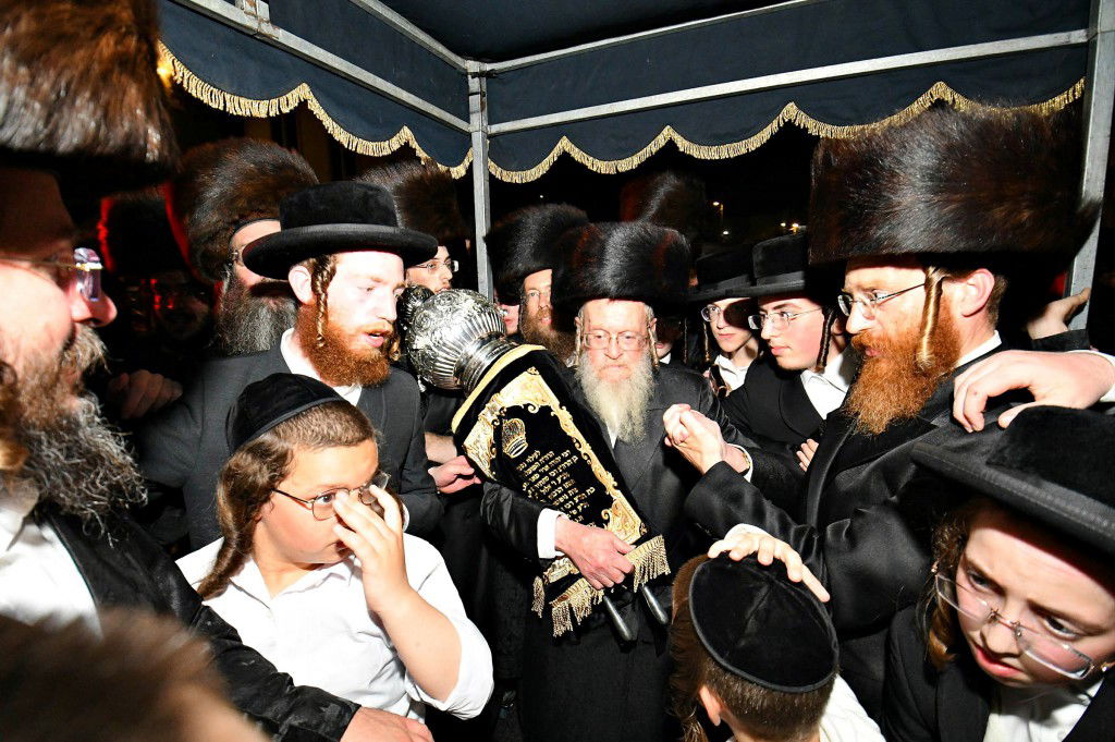 ביתר עילית חגגה בהכנסת ס"ת לביהמ"ד מטרסדורף | תיעוד