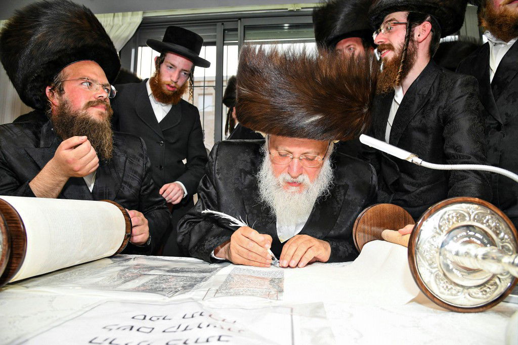 ביתר עילית חגגה בהכנסת ס"ת לביהמ"ד מטרסדורף | תיעוד