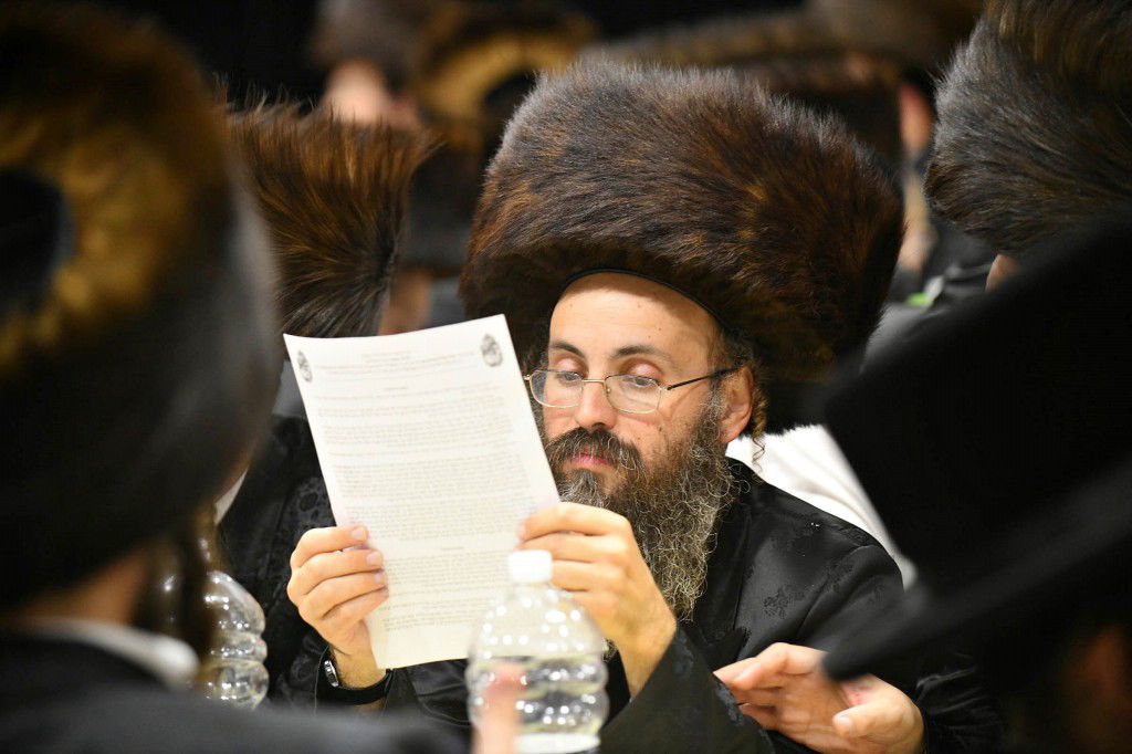 ביתר עילית חגגה בהכנסת ס"ת לביהמ"ד מטרסדורף | תיעוד