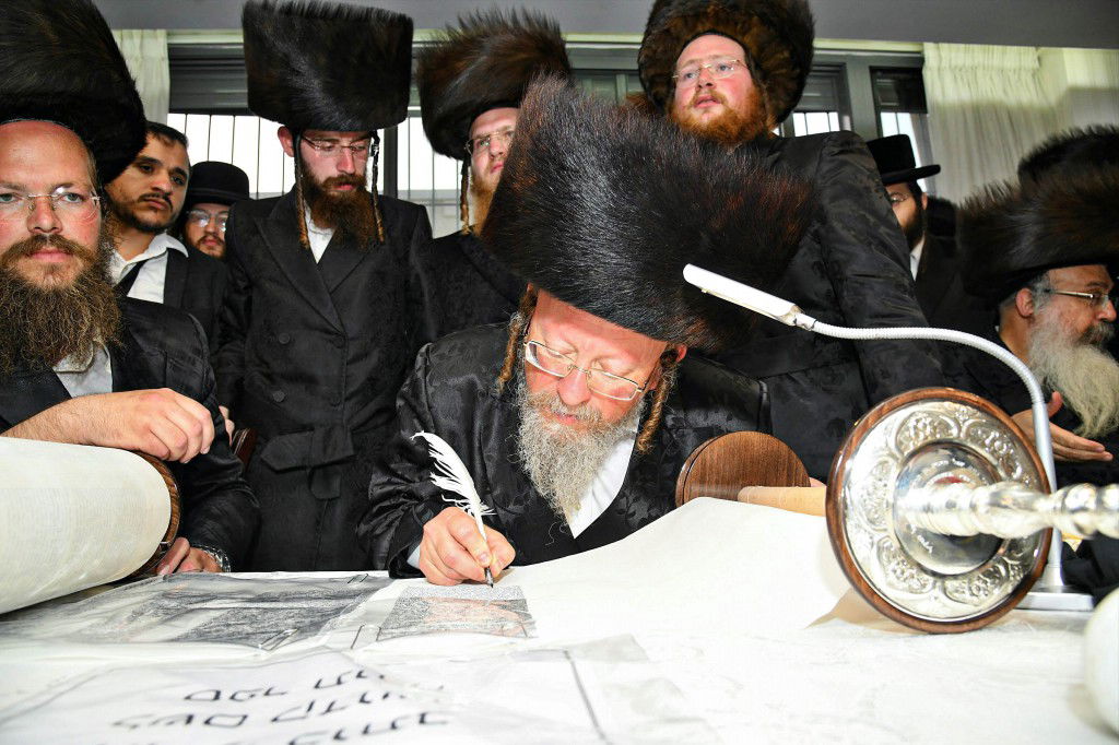 ביתר עילית חגגה בהכנסת ס"ת לביהמ"ד מטרסדורף | תיעוד