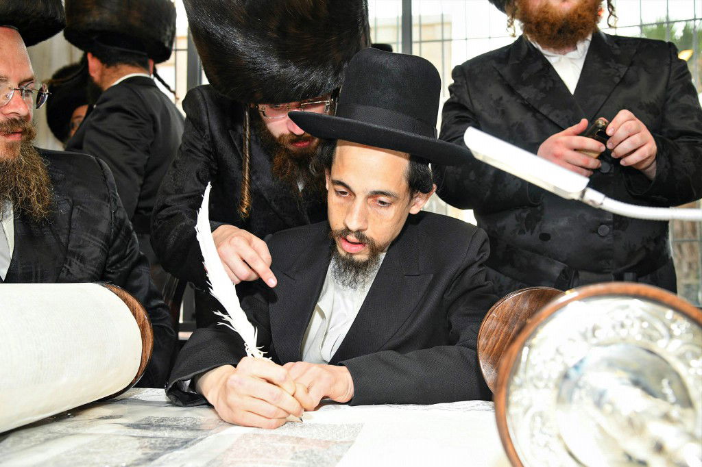 ביתר עילית חגגה בהכנסת ס"ת לביהמ"ד מטרסדורף | תיעוד