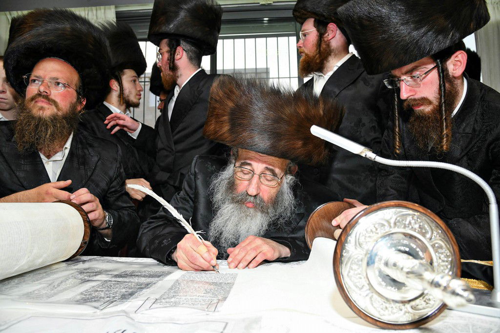 ביתר עילית חגגה בהכנסת ס"ת לביהמ"ד מטרסדורף | תיעוד