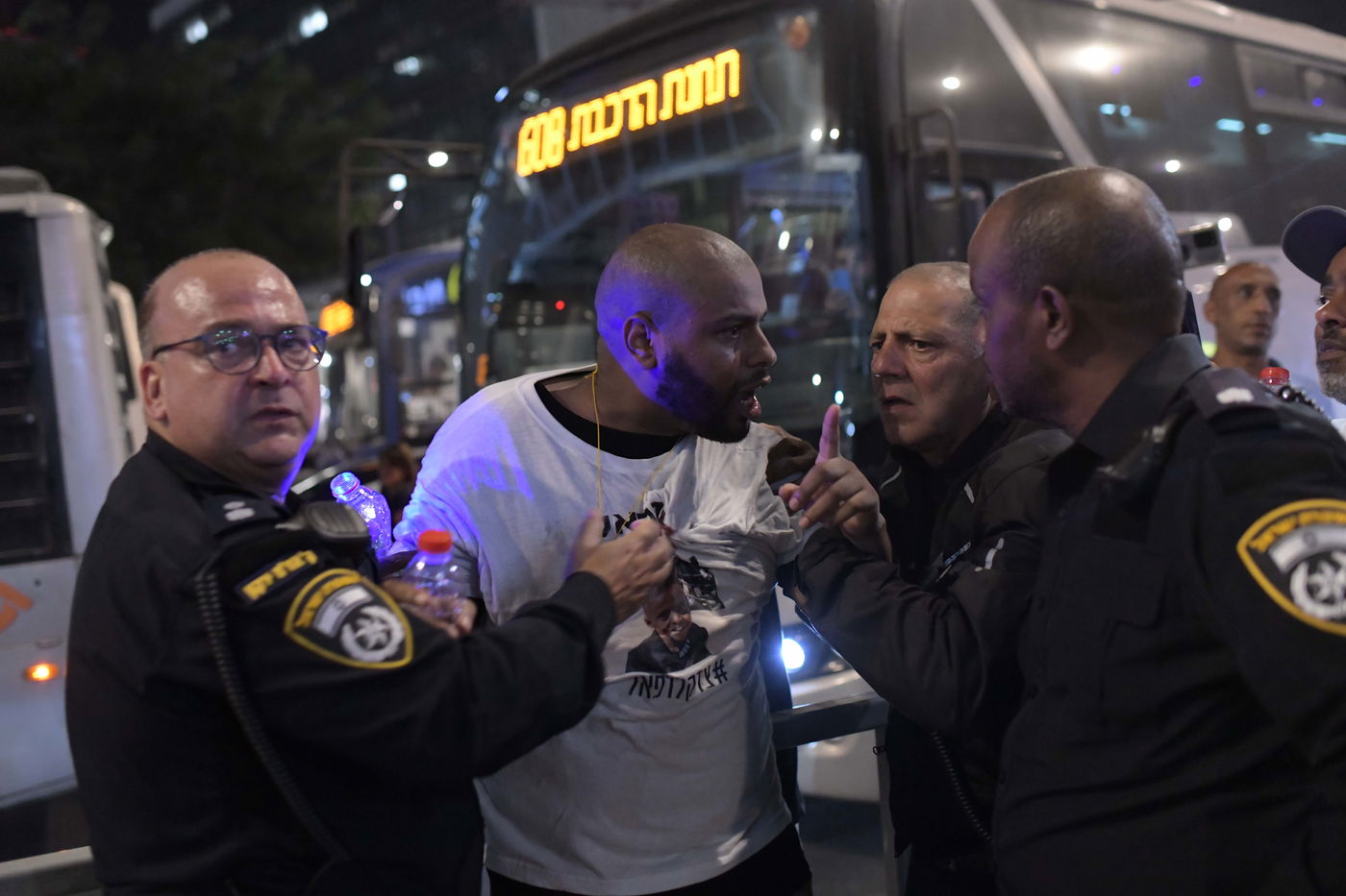 תיעוד מסכם מהפגנת 'צדק לרפאל': שוטרים נפצעו, 8 עצורים