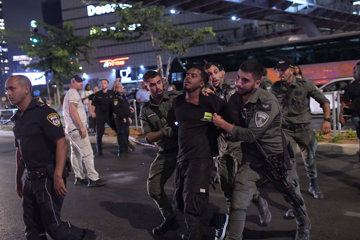 תיעוד מסכם מהפגנת 'צדק לרפאל': שוטרים נפצעו, 8 עצורים